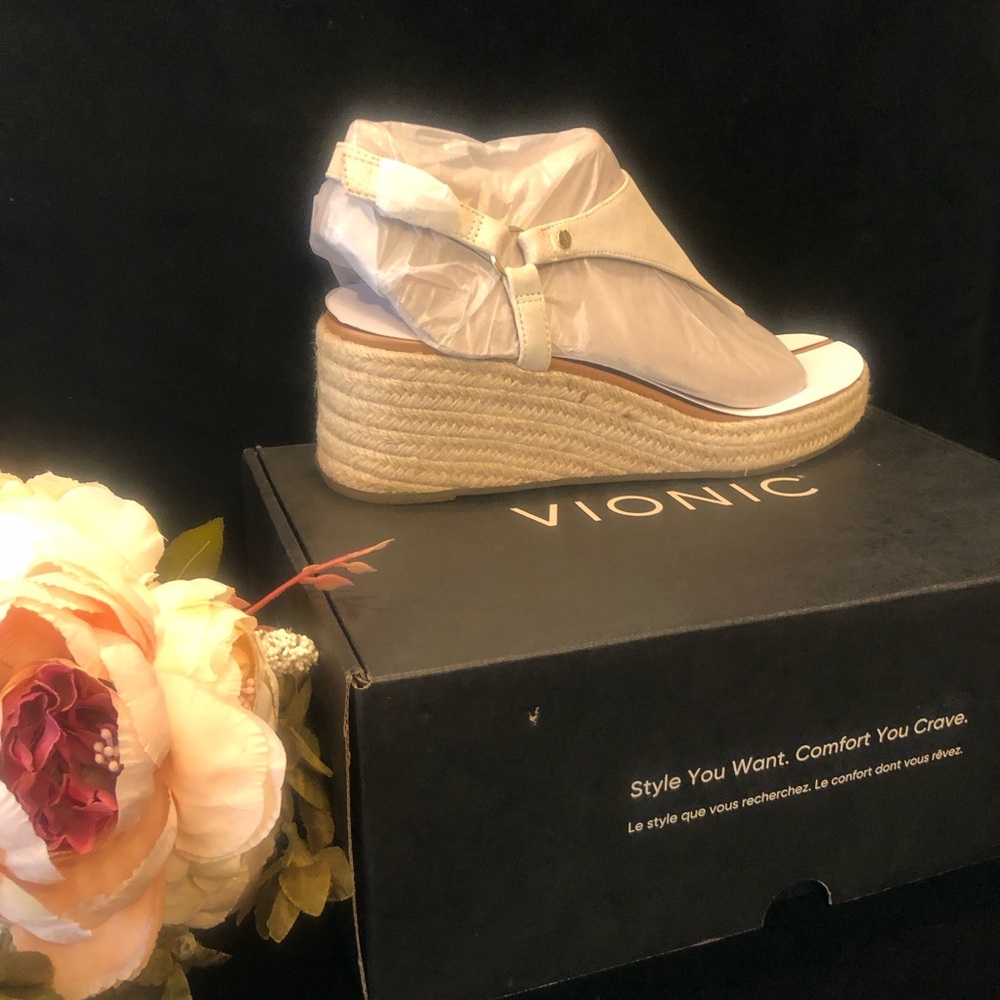 NIB Vionic Wedge Sandals